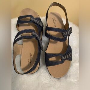 TROTTERS ladies deep blueKatarina genuine leather sandal in size 10ww VVGUC+++